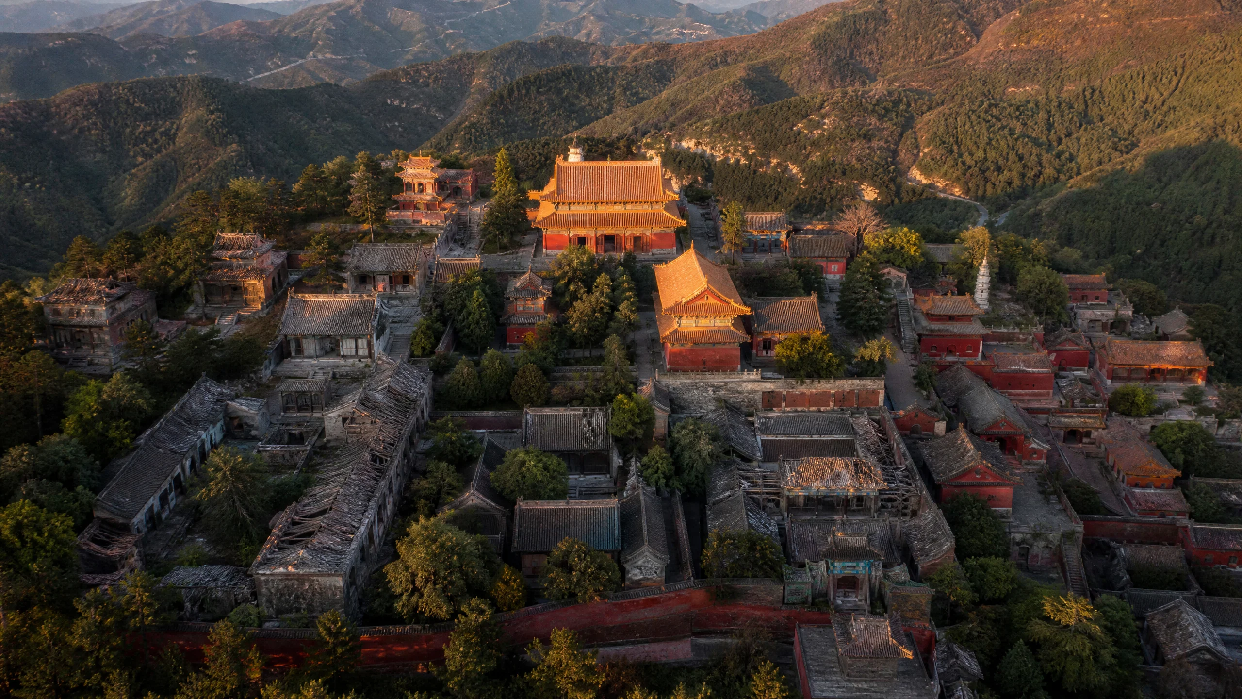 古建筑修复保护基金项‍目航拍图，展示修复前‌后的建筑群